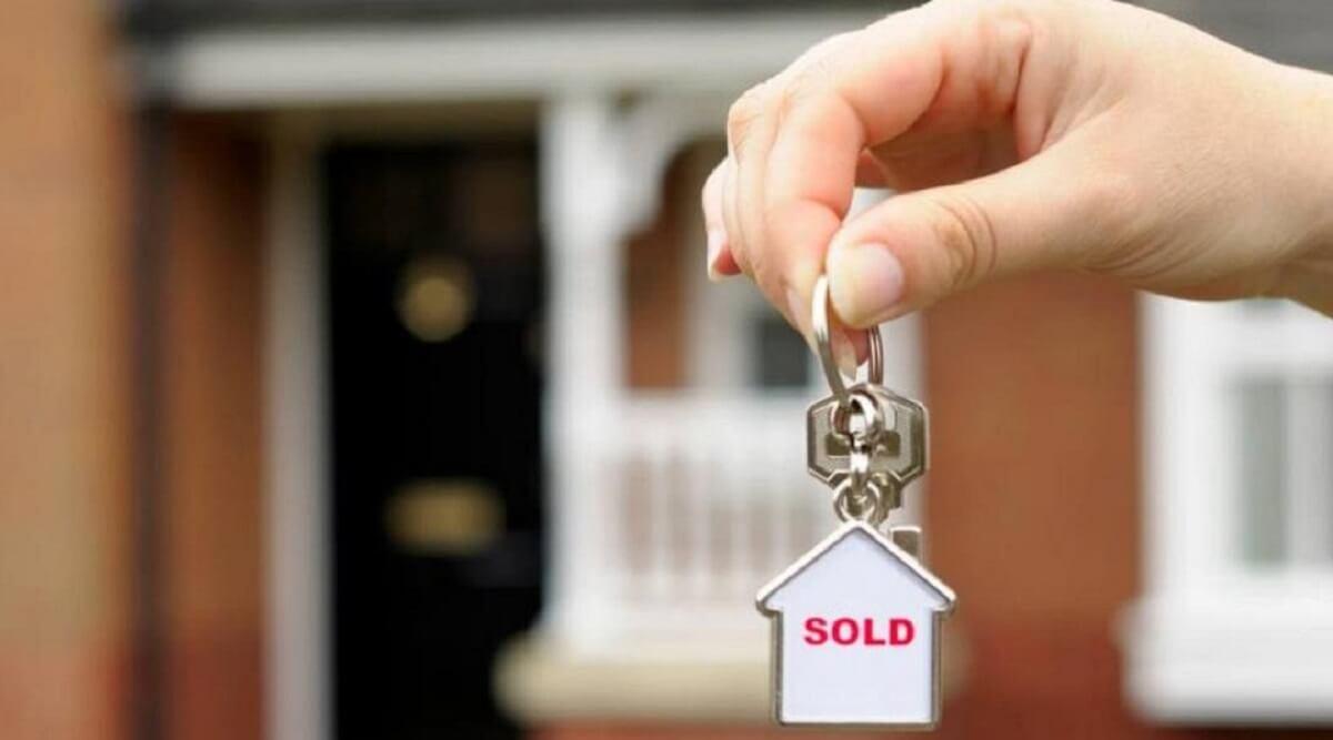 Keyring in the shape of a house with the word SOLD in red letters.